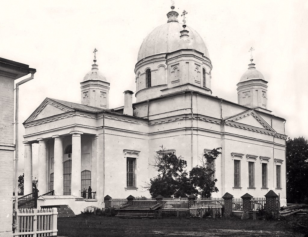 Фотоснимки с видом Троицкого собора и зданий Николаевского Староторжского монастыря выполнены в 1908-1913 гг. Из собрания Галичского краеведческого музея.
