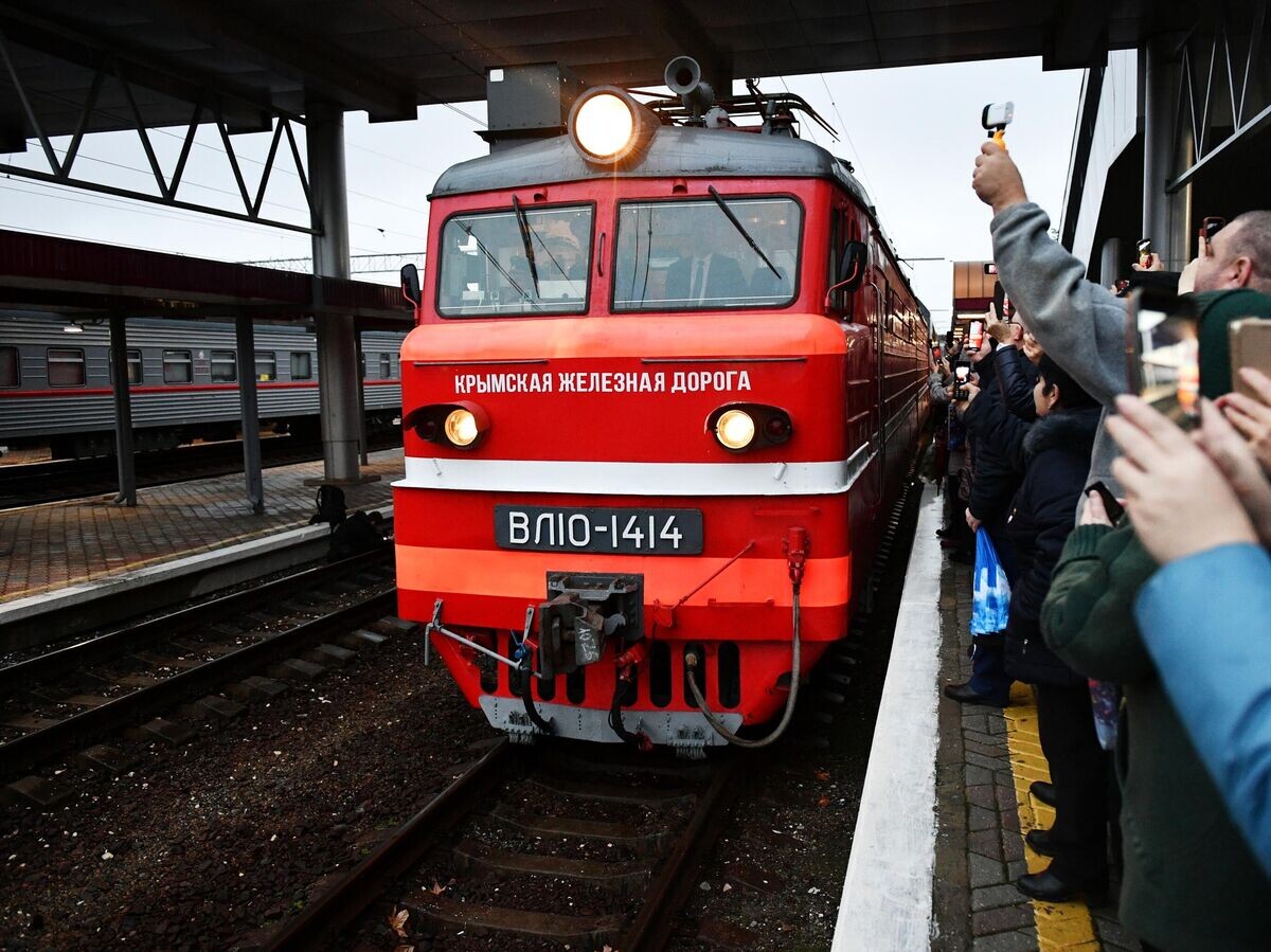    Встречающие на перроне вокзала в Симферополе, куда прибыл фирменный двухэтажный поезд "Таврия" (№27), проследовавший по маршруту Москва - Симферополь© РИА Новости . Константин Михальчевский