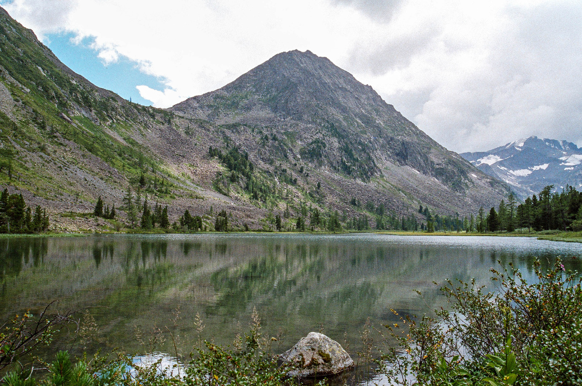 Одно из промежуточных озёр в долине р. Крепкая. Вид с левого берега.