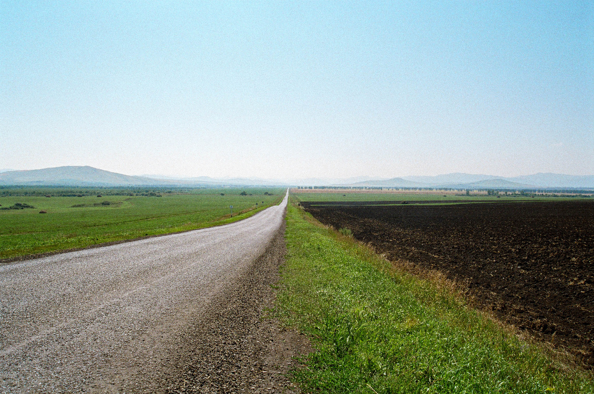 Дорога между Барнаулом и Бийском. В те годы надо было постараться, чтобы дождаться машину.