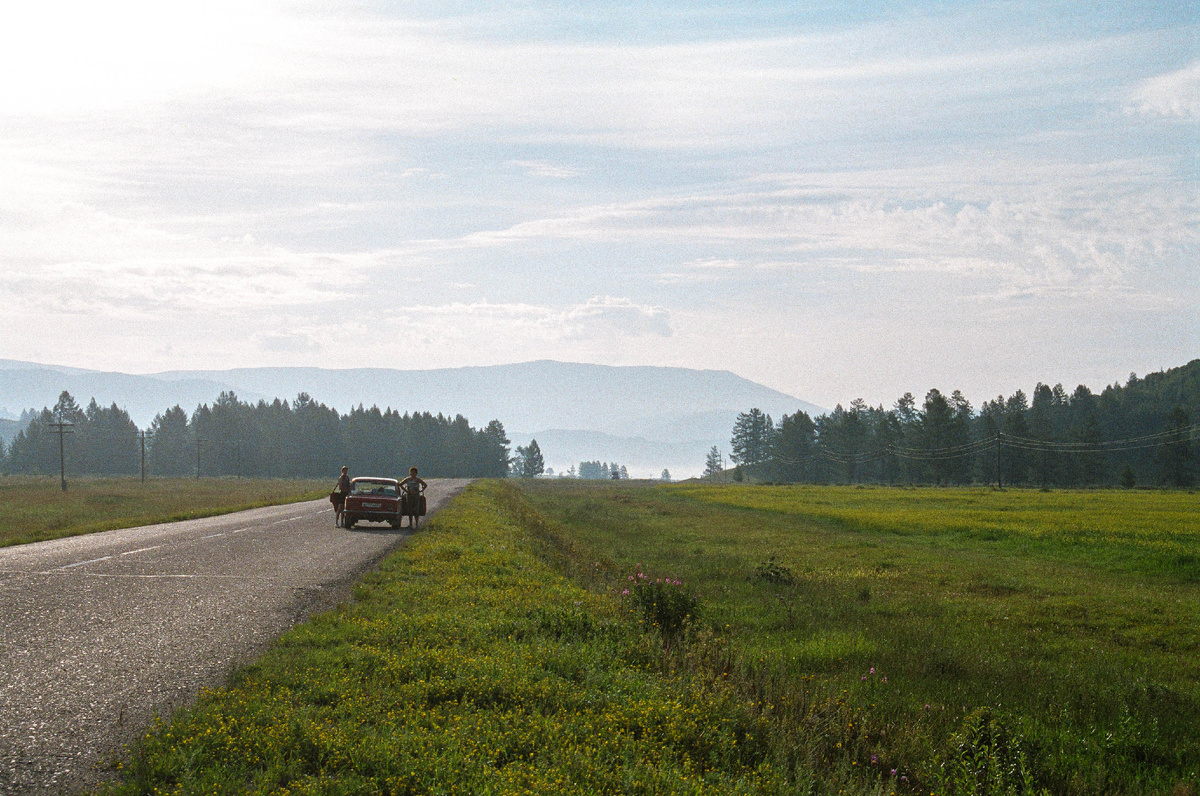 Это мы с мамой и мировой копендос (с помощью которого я начала учиться чинить машины).