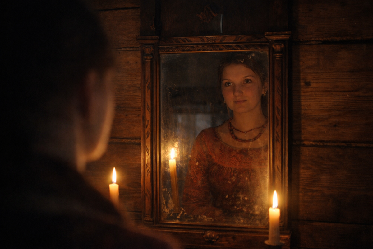 Лучшим местом для гадания с зеркалом была баня (место обитания банника). В бане нет икон, и там человек смывает с себя грязь, поэтому там «черту раздолье».