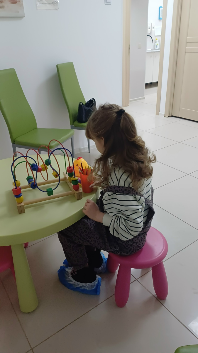 в поликлинике, у дверей процедурного кабинета