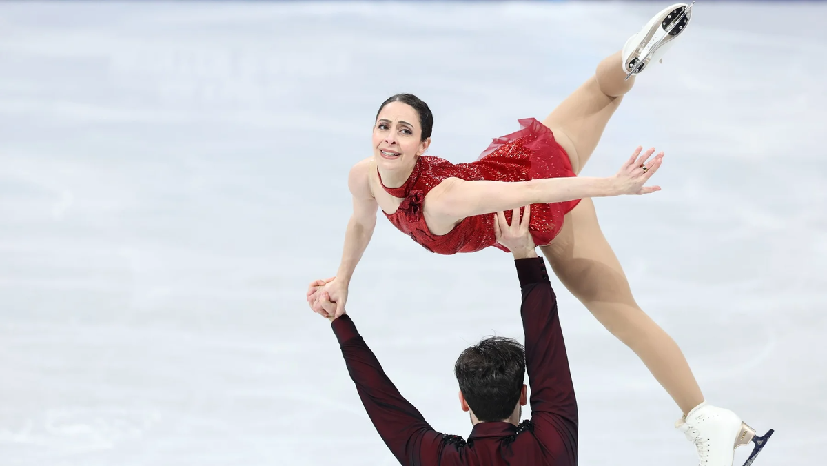 Дианна Стеллато-Дудек и Максим Дешан из сборной Канады выступают в произвольной программе парного фигурного катания (Фото Tang Xinyu / VCG / TASS)