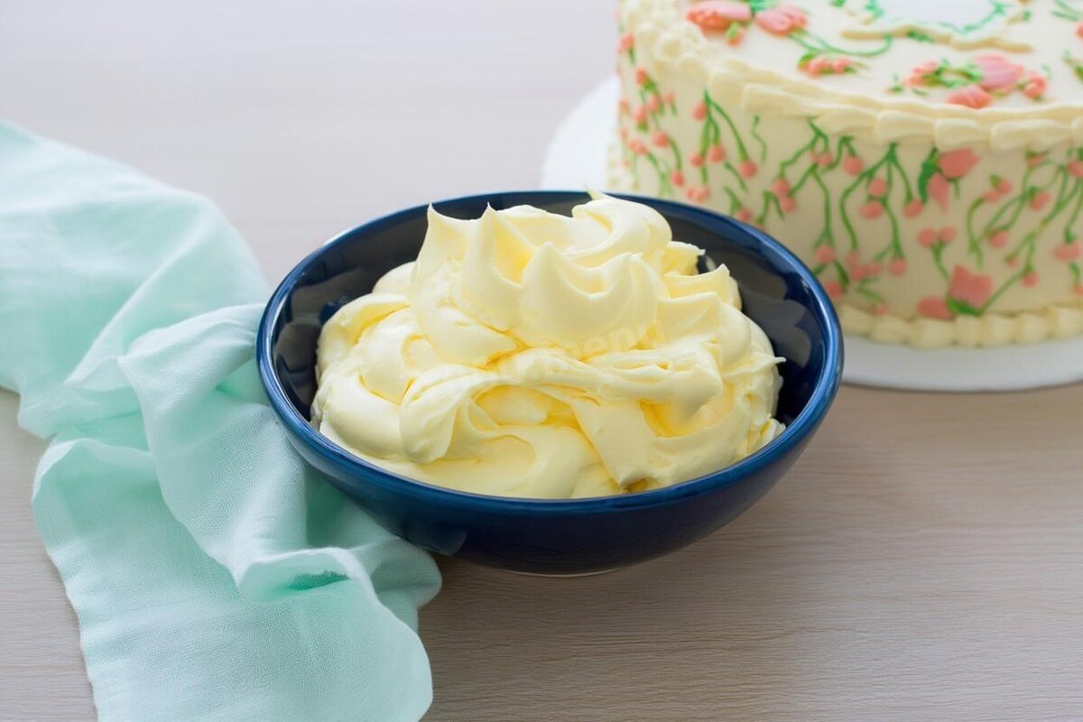 Правильно приготовленный крем "Гляссе" — пышный, гладкий и держит форму.