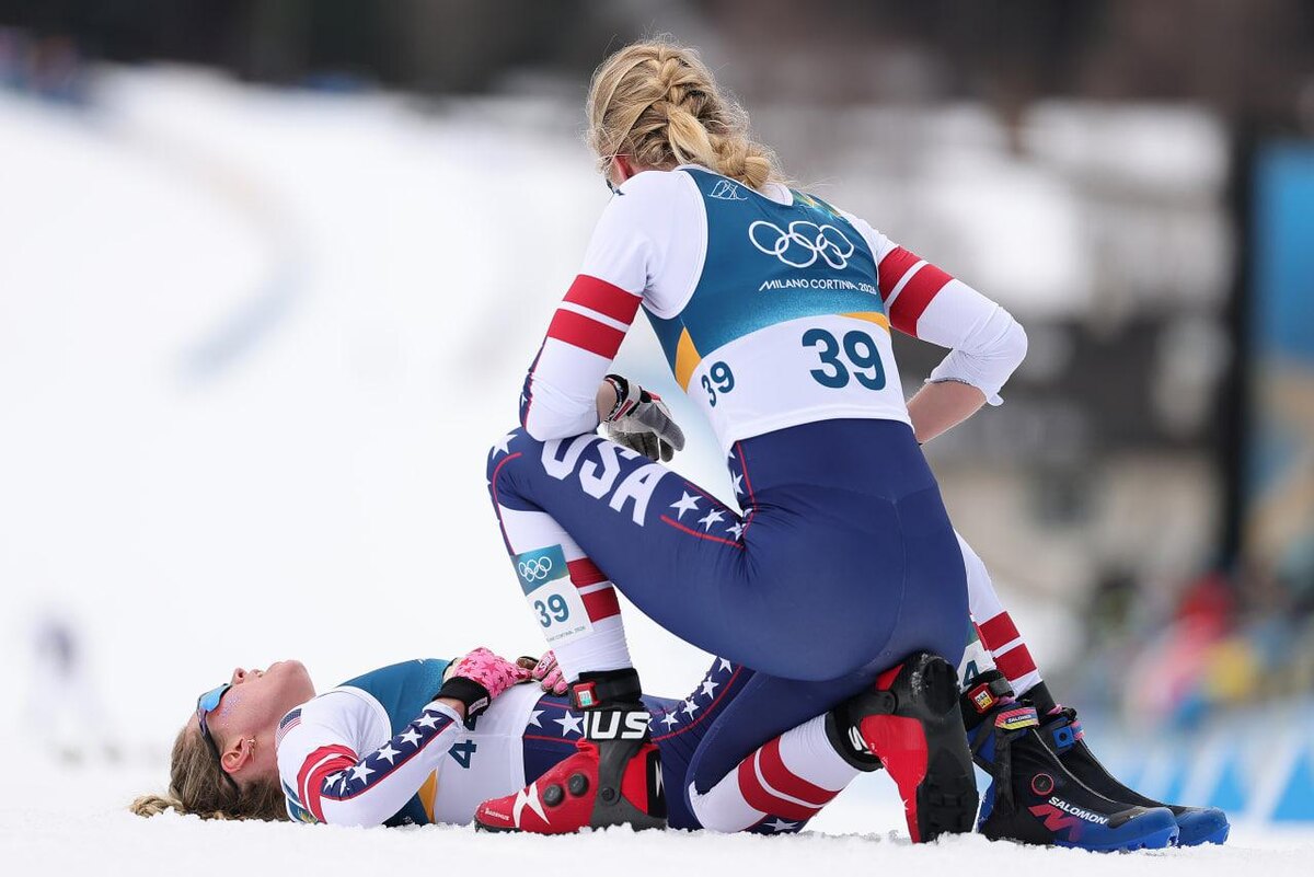 Alex Slitz / Getty Images📷Американская лыжница Джессика Диггинс лежит после завершения соревнований из-за болей в ребрах
