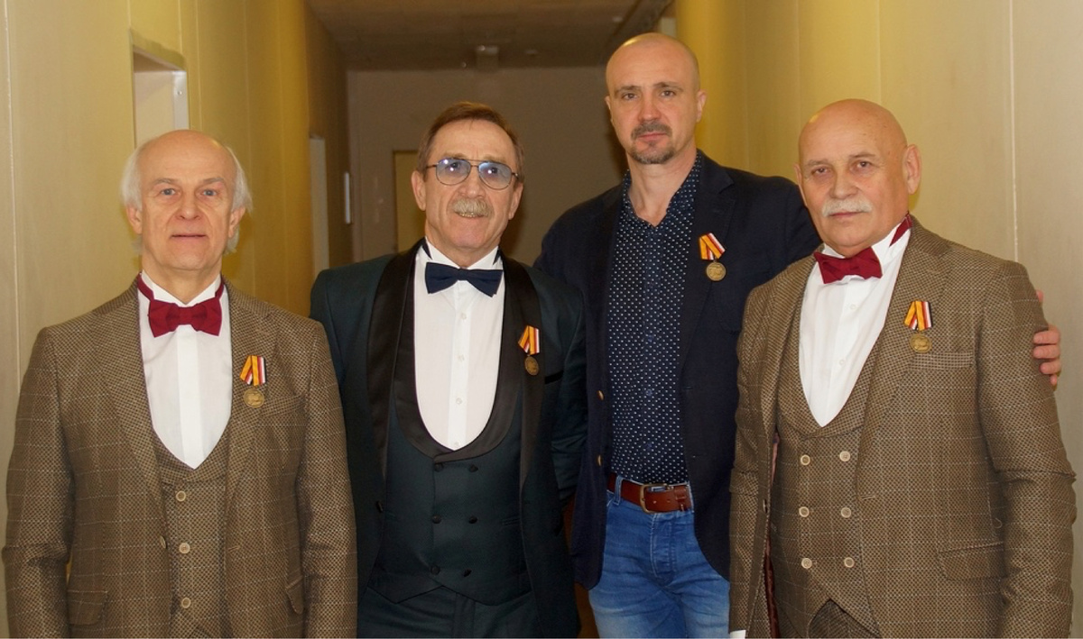 На фото артисты ВИА "Лейся, песня" - Владимир Ефименко, Владимир Калмыков, Анатолий Мешаев и продюсер Евгений Красножен. Фотография из личного архива ВИА "Лейся, песня".