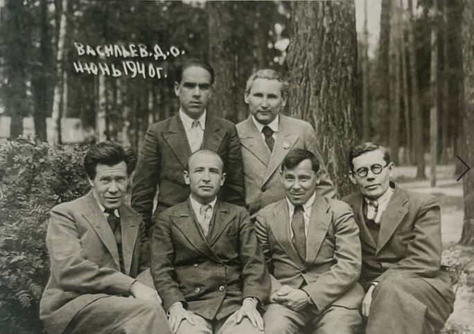 На первом ряду - Хасан Туфан (1900-1981) , Сибгат Хаким (1912—1986), Муса Джалиль (1906-1944), Ахмат Файзи (1903—1958). На втором ряду - Ахмет Исхак (1905–1991) , Шайхи Маннур (1905-1980). 