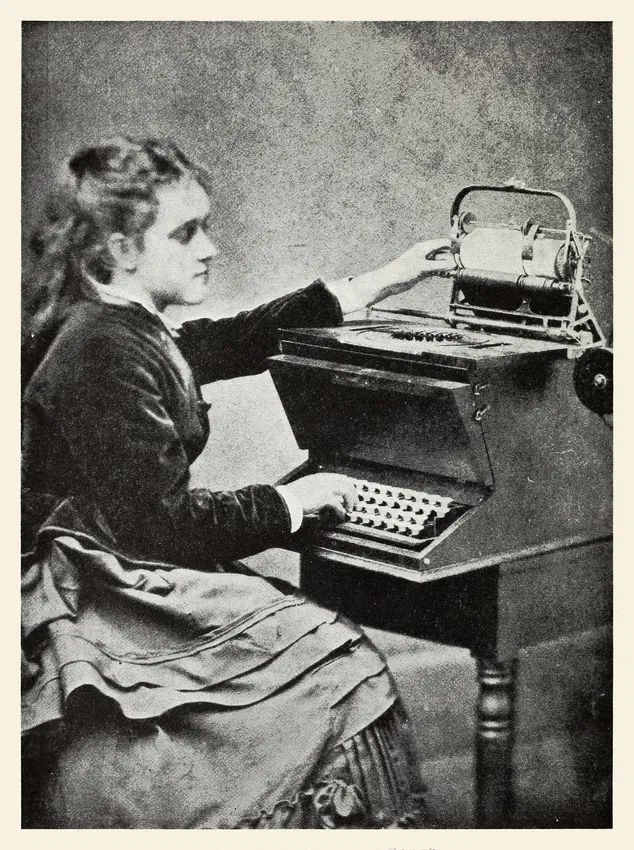 Лилиан Шоулз демонстрирует прототип пишущей машинки, изобретённой её отцом, Кристофером Лэтемом Шоулзом в 1872 г. Источник: https://archive.org/details/storyoftypewrite00unse/page/52/mode/2up