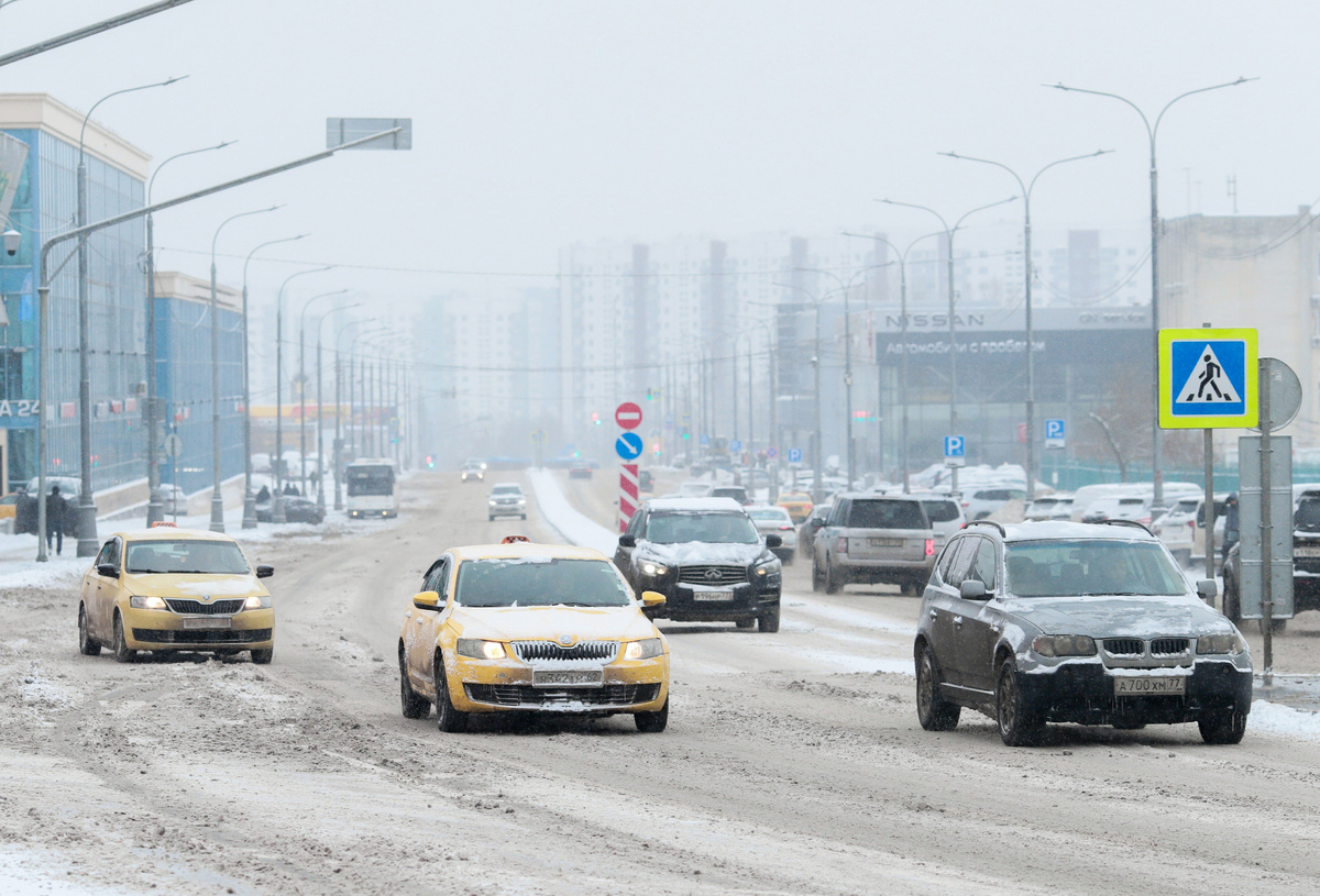    Москва зима снегопад снег дорога такси (фото: РИА)