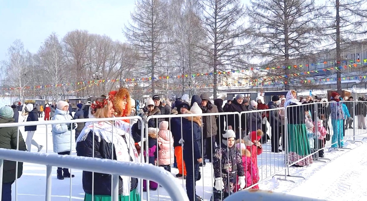 Зрители у площадки с главной сценой.