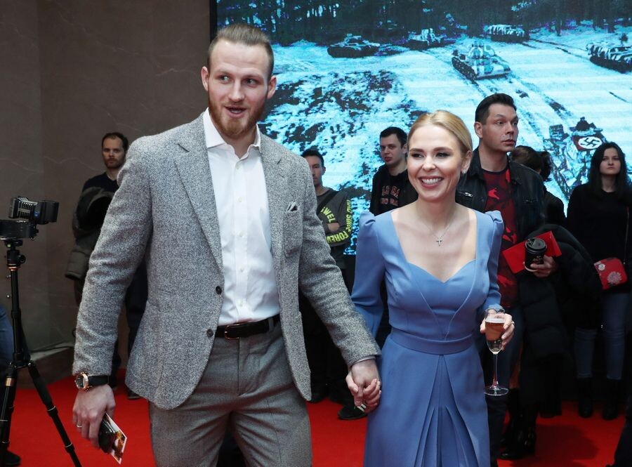    Хоккеист Иван Телегин и певица Пелагея / Источник: © Антон Новодережкин/ТАСС