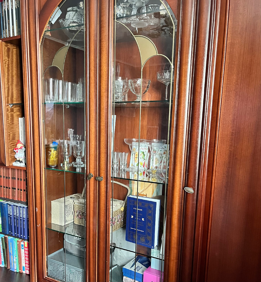 Специально сфоткала с ее ракурса, ничего не меняла - полки и правда не как в Эрмитаже, но я и за билеты не беру