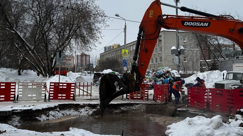 В Перми возле гимназии затопило дорогу канализационными стоками