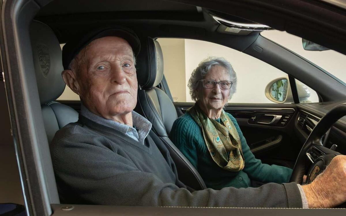 Пенсионер в 92 года стал владельцем своего первого Porsche и уже заглядывается на второйСупруги Эванс купили первый Porsche Macan в честь 70-летия совместной жизни
📷
📷
📷
📷
📷
