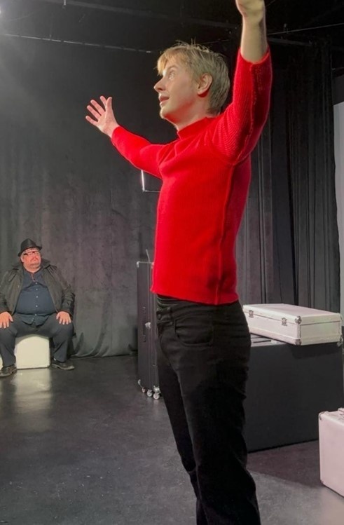 Сцена из спектакля "Мосты времени". Актер Данил Игошев.