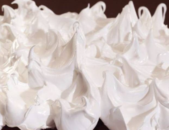 Правильная белковая пена — плотная и держится на венчике.