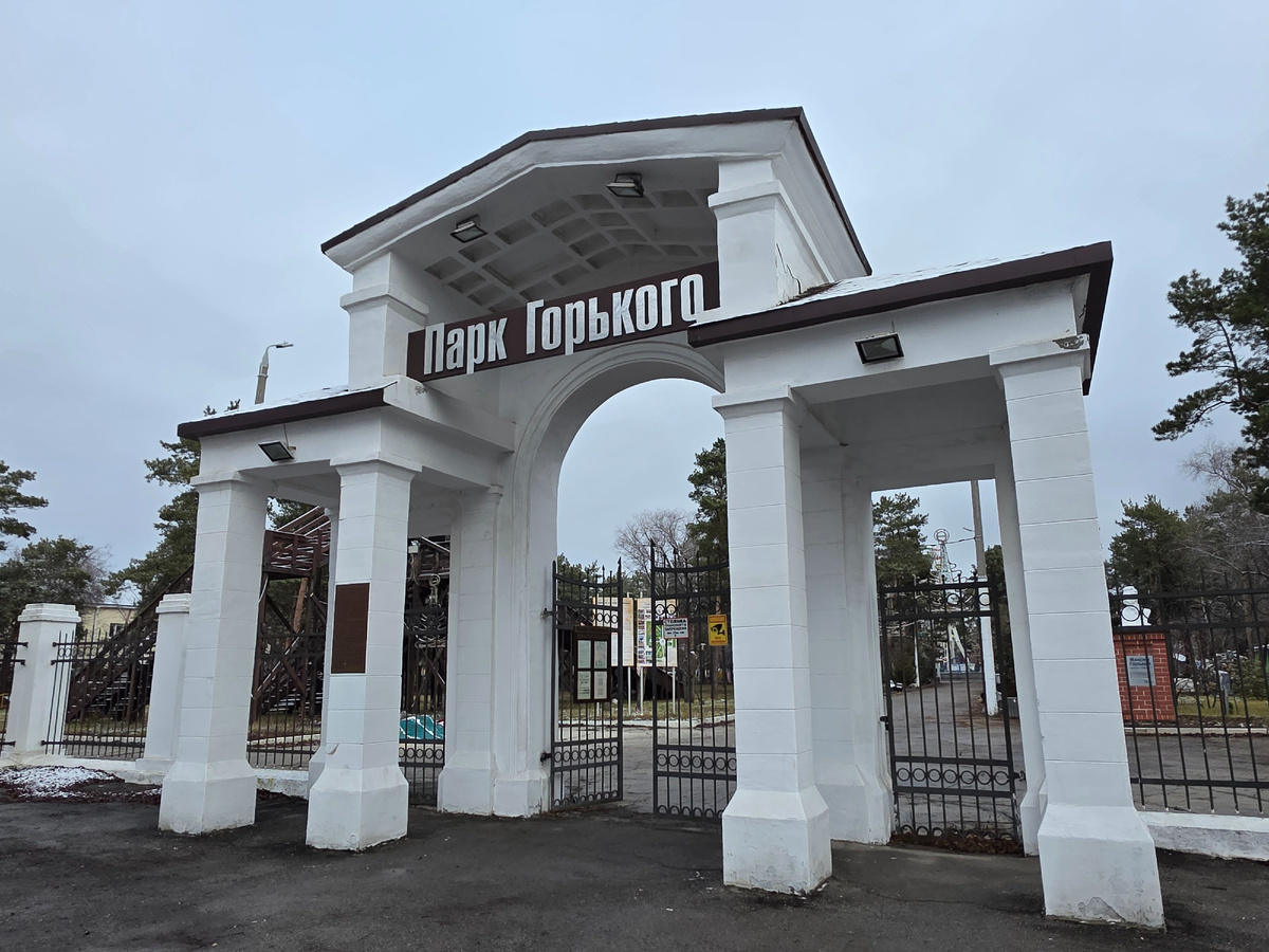 1901 г. — основан как общественный сад. В честь 300-летия дома Романовых ему присвоили имя императора Александра II.После 1917 г. — переименован в сад имени немецкого коммуниста Карла Либкнехта.1934 г. — получил название Парк культуры и отдыха имени Иосифа Сталина