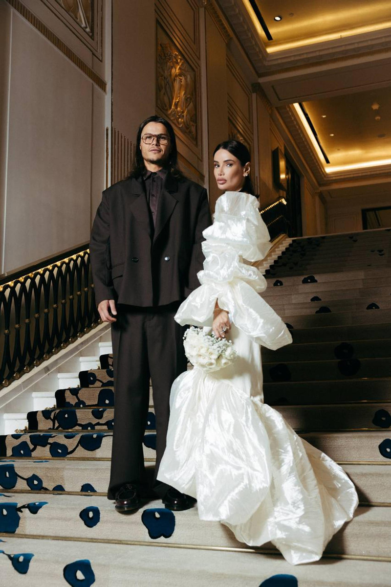    Айза-Лилуна Ай с мужем. Фото: ТГ-канал aizalovesyou