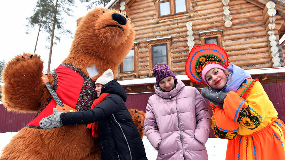Празднование Масленицы в детском социальном центре «Умиление» в Вырице Ленинградской области. Воспитанники центра во время празднования.📷Фото: Александр Коряков / Коммерсантъ