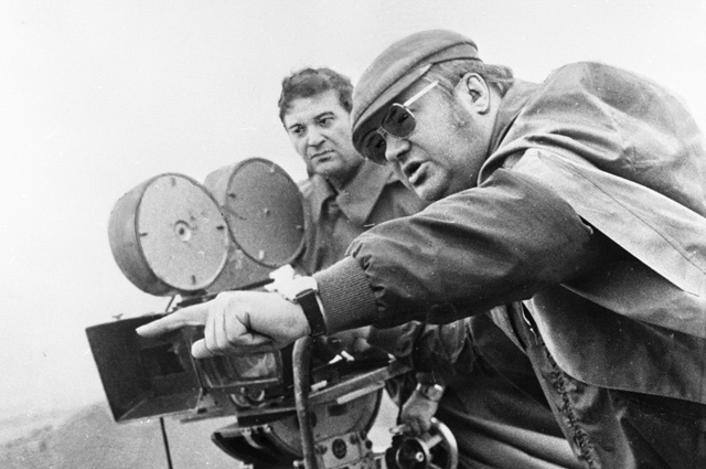    Режиссер Юрий Озеров (справа) и оператор Игорь Слабневич (слева) на съемках фильма «Освобождение». Фото: РИА Новости/ В. Уваров