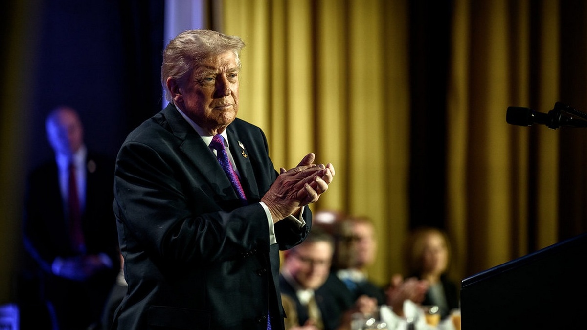    «Папа Вашингтонский» Трамп купается во власти.