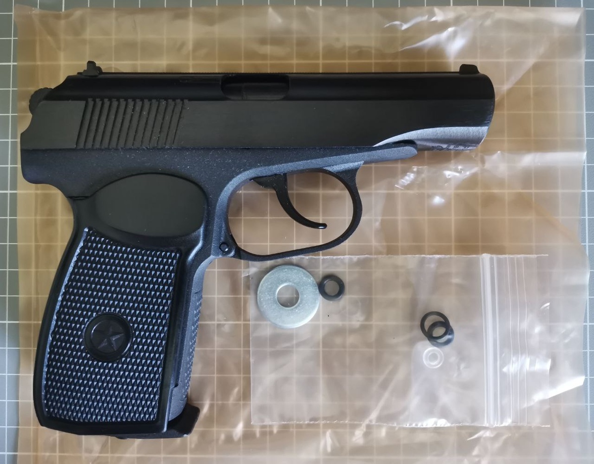 МР-654К 20-й серии с широкой рамой в базе поставляется с чёрной рукоятью