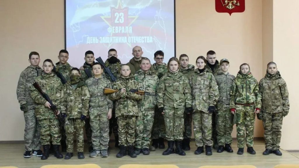    Воспитанники военно-патриотического клуба «Воин» с руководителем Игорем Бондаренко. Фото ВПК «Воин».