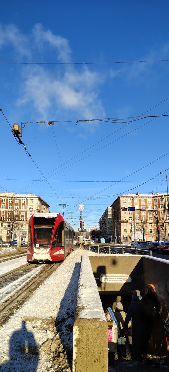 Моя пересадка из трамвая в метро...Вот какой яркий день