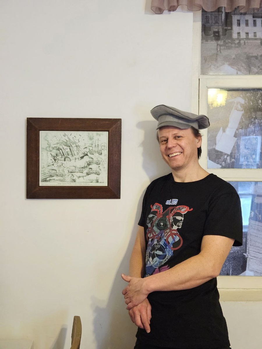 Агитка слева. В музее, кстати, можно померить шапку той эпохи. 