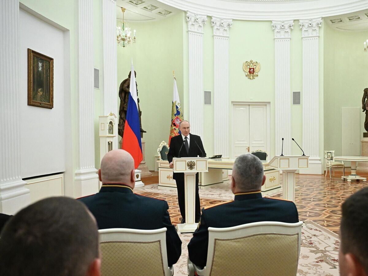    Путин вручает госнаграды военным, удостоенным звания Героя России и ордена Мужества