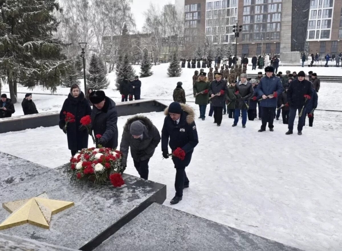    В Барнауле у Мемориала славы почтили память героев