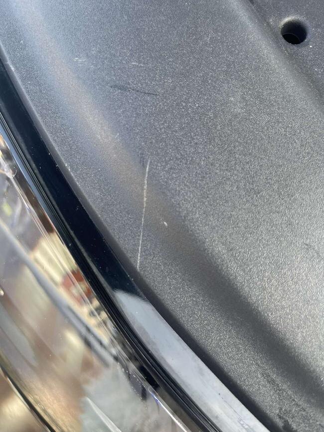 Характерная царапина под капотом