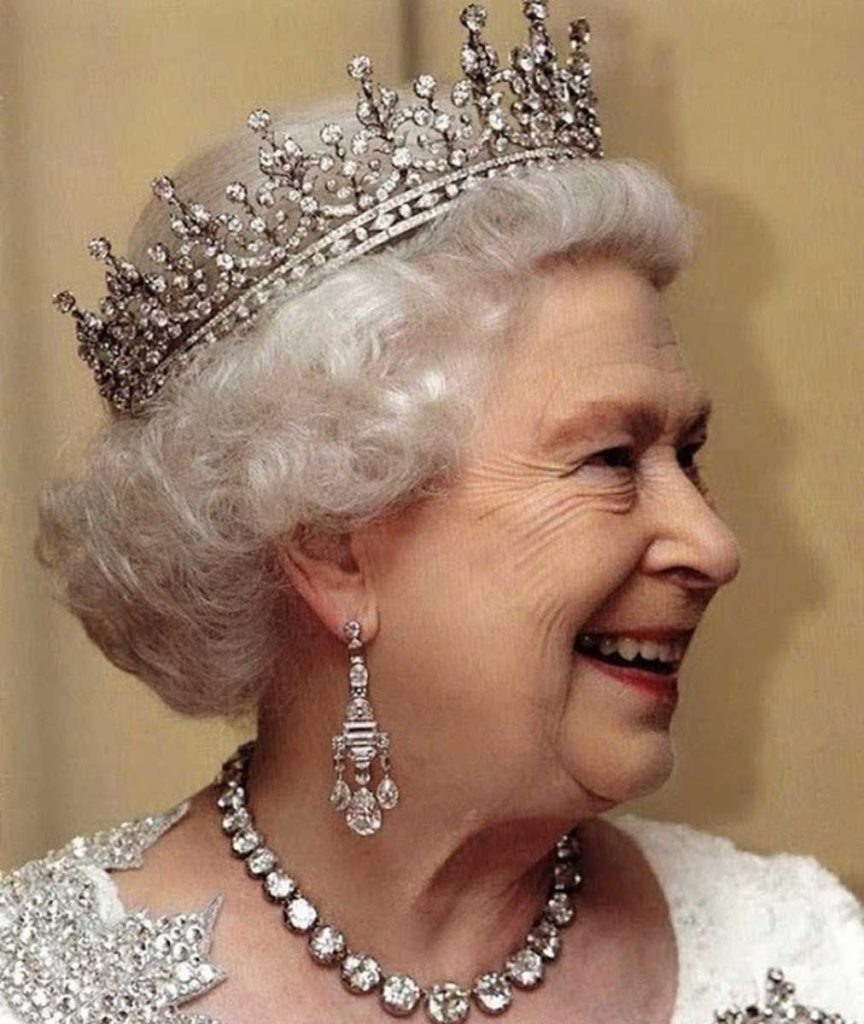 Серьги канделябры Елизаветы II. Фото Otvet.ws