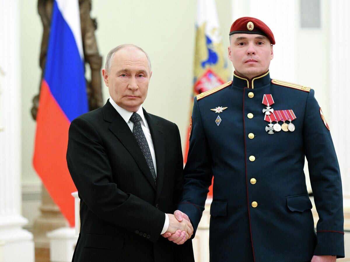    Президент РФ Владимир Путин и командир Николай Нетесов, награжденный орденом Мужества | © РИА Новости / Кристина Соловьёва