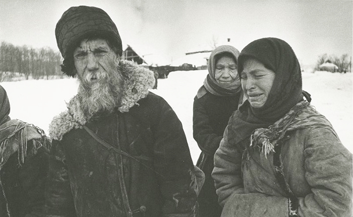 Жители подмосковной Истры после освобождения. Дата съемки: 17 - 31 декабря 1941