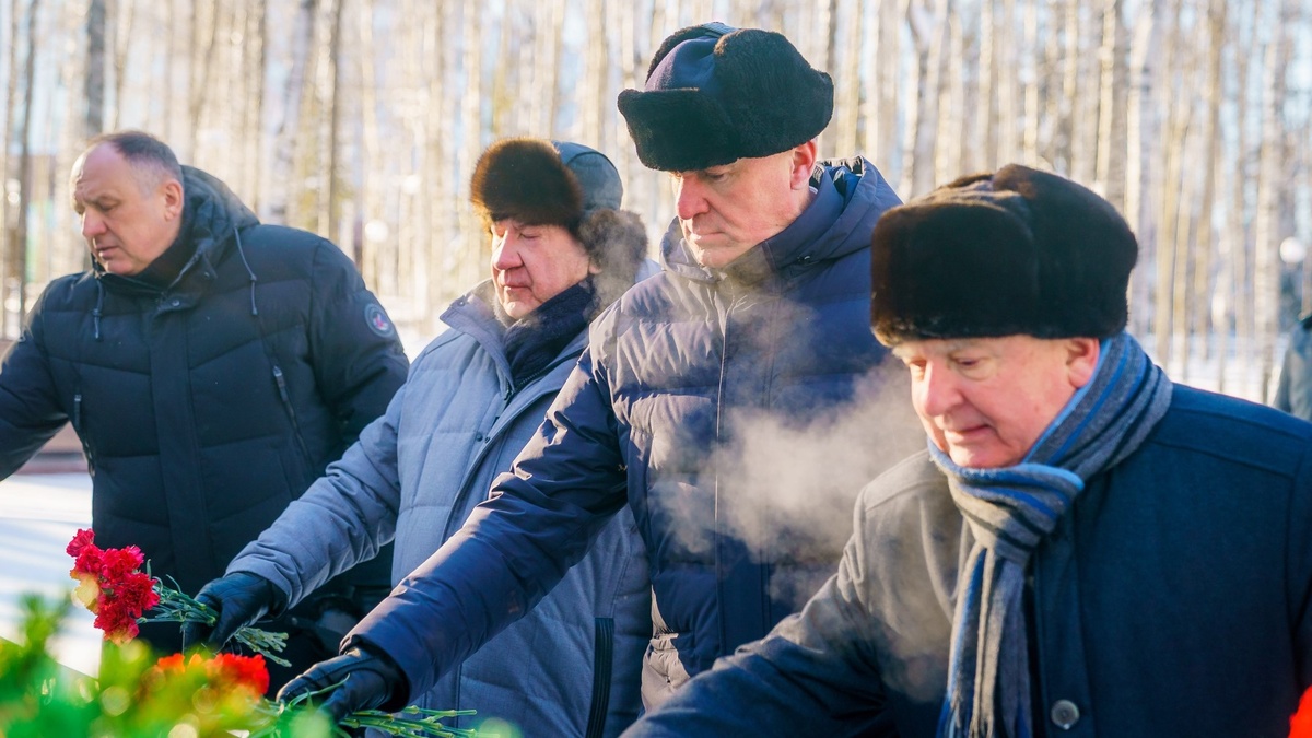    Губернатор Югры возложил цветы к Мемориалу Славы в Ханты-Мансийске