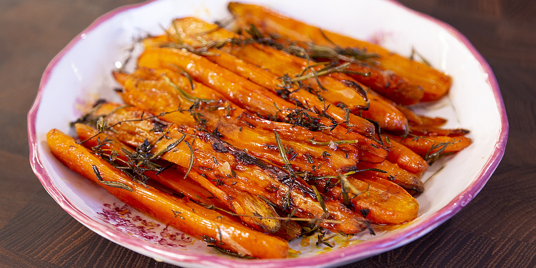 Запечённая морковь с чесноком и травами