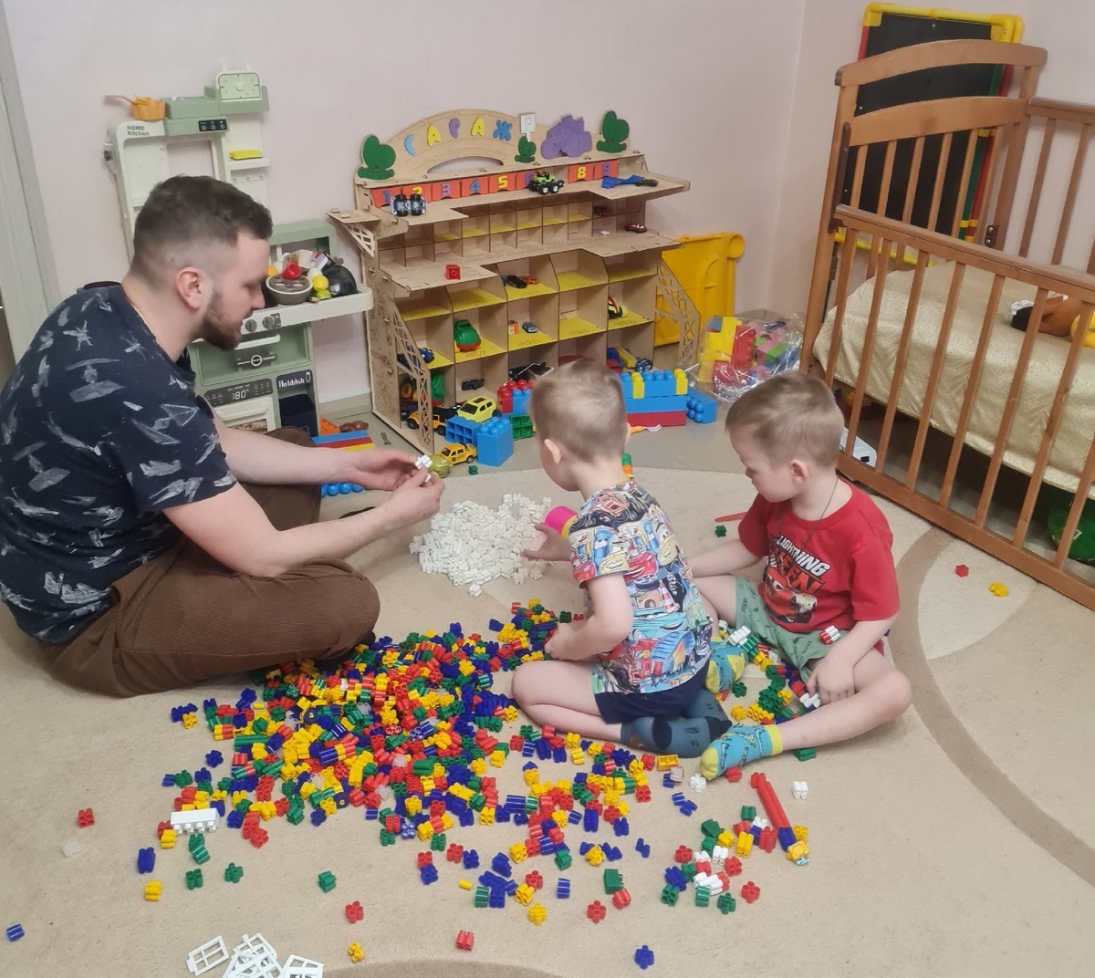 Собирают конструктор, ещё дядькин