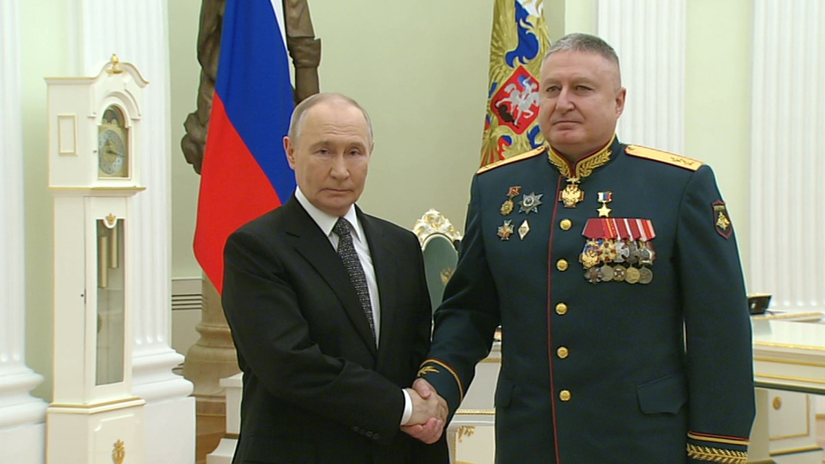    Путин наградил героев