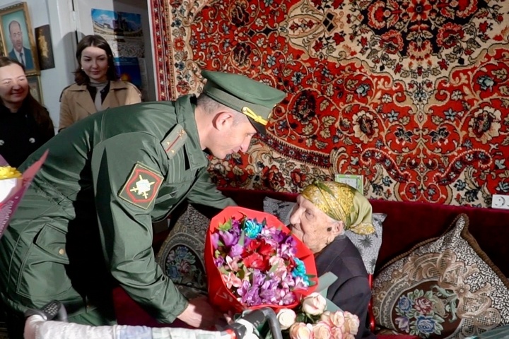    Военнослужащие 201-й РВБ поздравили ветеранов ВОВ с Днём защитника Отечества. Источник фото: пресс-служба Центрального военного округа.