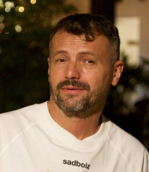 Александр Затуливетров, ныне опять петербургский ресторатор, ранее развивал отель и рестораны в Камбодже. Но все помнят его по ресторану в Петербурге «Мы Же На Ты» на ул. Марата и другим заведениям