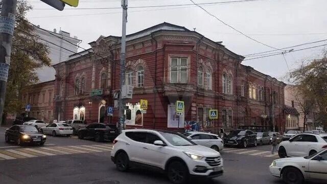    На пересечении проспекта Чехова и улицы Суворова продают старинный особняк.   Авито