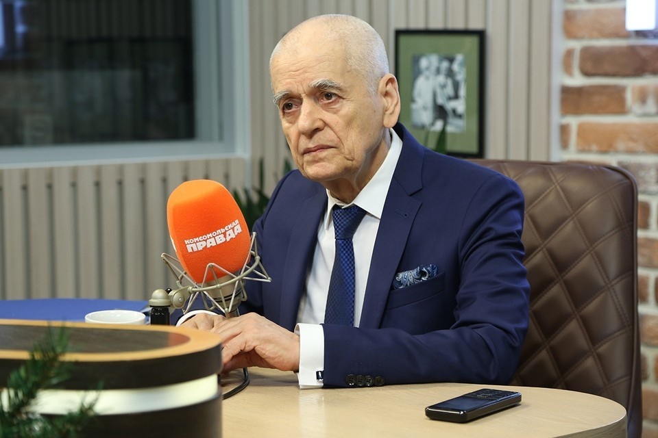    Онищенко заявил об отсутствии проблем с утилизацией бахил Оксана ЗУЙКО