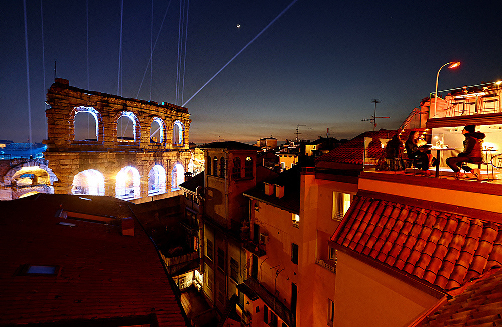 Кадры представления — в фотогалерее BFM.ru.    
 Фото: REUTERS/Fabrizio Bensch📷    Церемония закрытия Олимпийских игр в Милане и Кортина-д'Ампеццо в Италии, завершившихся 22 февраля, прошла в Вероне на сцене древнеримского амфитеатра «Арена ди Верона», который является культурным наследием ЮНЕСКО. В процессе подготовки к Олимпиаде в реконструкцию театра было вложено 18 миллионов евро.Шоу под названием «Красота в действии» фокусировалось на истории олимпийского движения, объединяющей силе спорта, культуре и истории Италии. Следующая зимняя Олимпиада — 2030 года — пройдет в Ницце и во Французских Альпах.