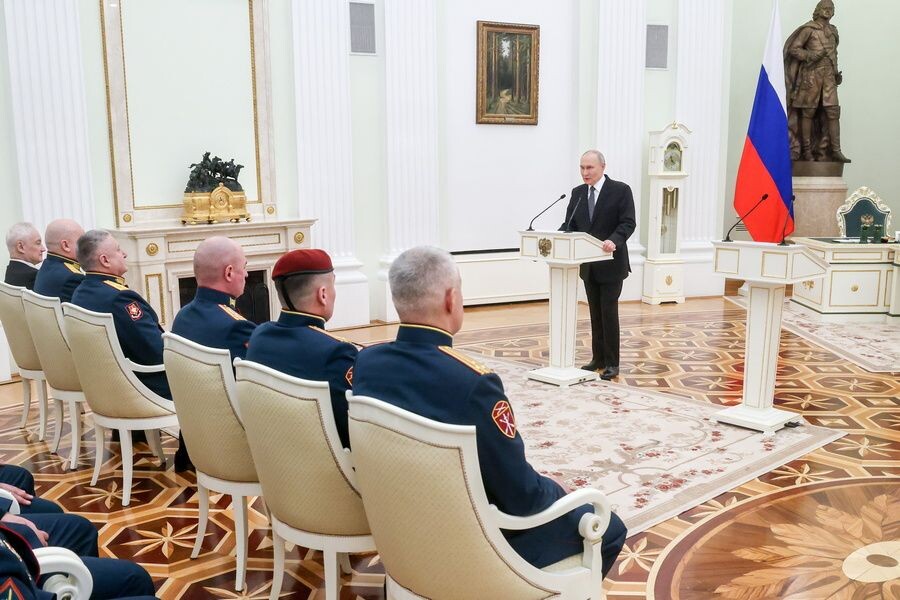    Владимир Путин во время церемонии вручения медалей «Золотая Звезда» Героям России в Кремле / Источник: © Сергей Карпухин/ТАСС