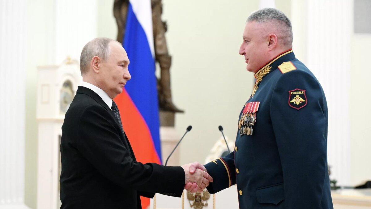 Президент РФ Владимир Путин и заместитель командующего войсками Центрального военного округа генерал-лейтенант Арутюн Дарбинян
© Sputnik / Кристина Соловьёва