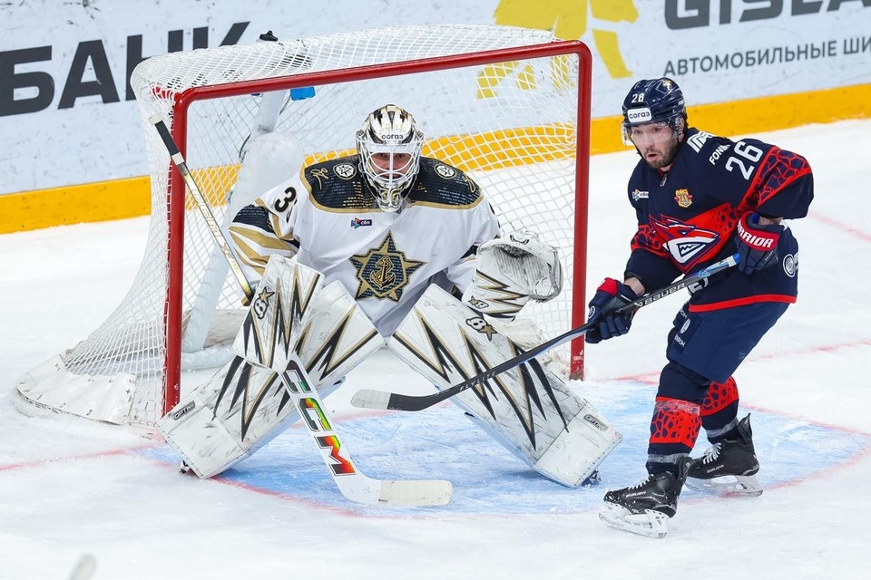    Игроки «Магнитки» постоянно дежурили у ворот «Адмирала». Фото: ХК «Адмирал»