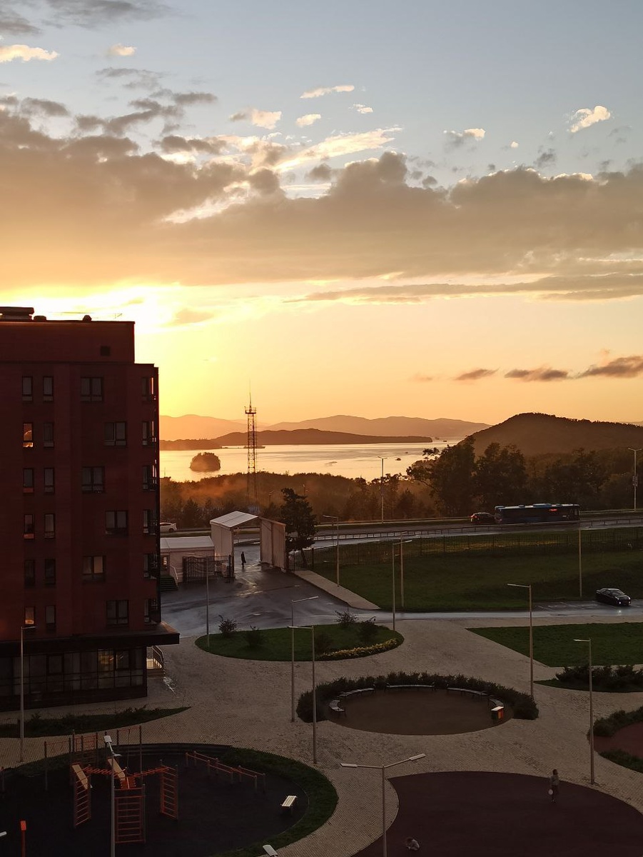 Красивый вид на закат (бухта Труда, остров Русский, город Владивосток). Когда море со всех сторон