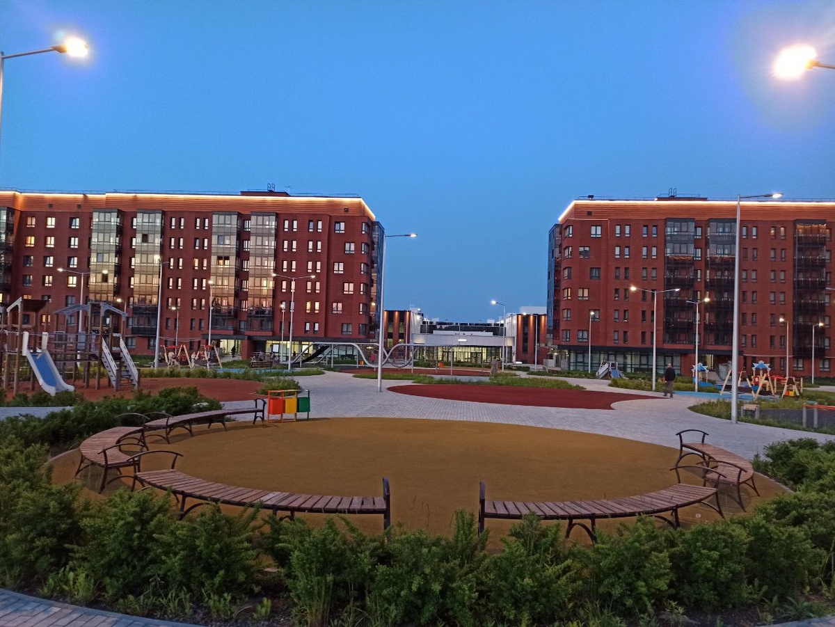 Дом справа стал моим! На последнем 7 этаже крайний левый балкон 